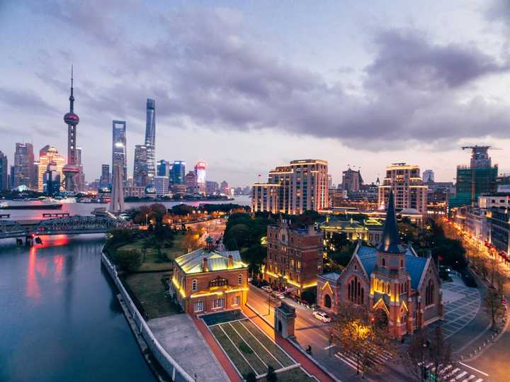 东方明珠璀璨映照上海夜色